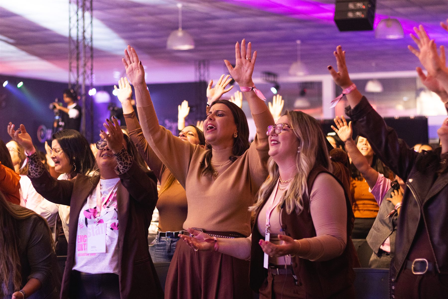 Multidão em adoração no Encontros Conference